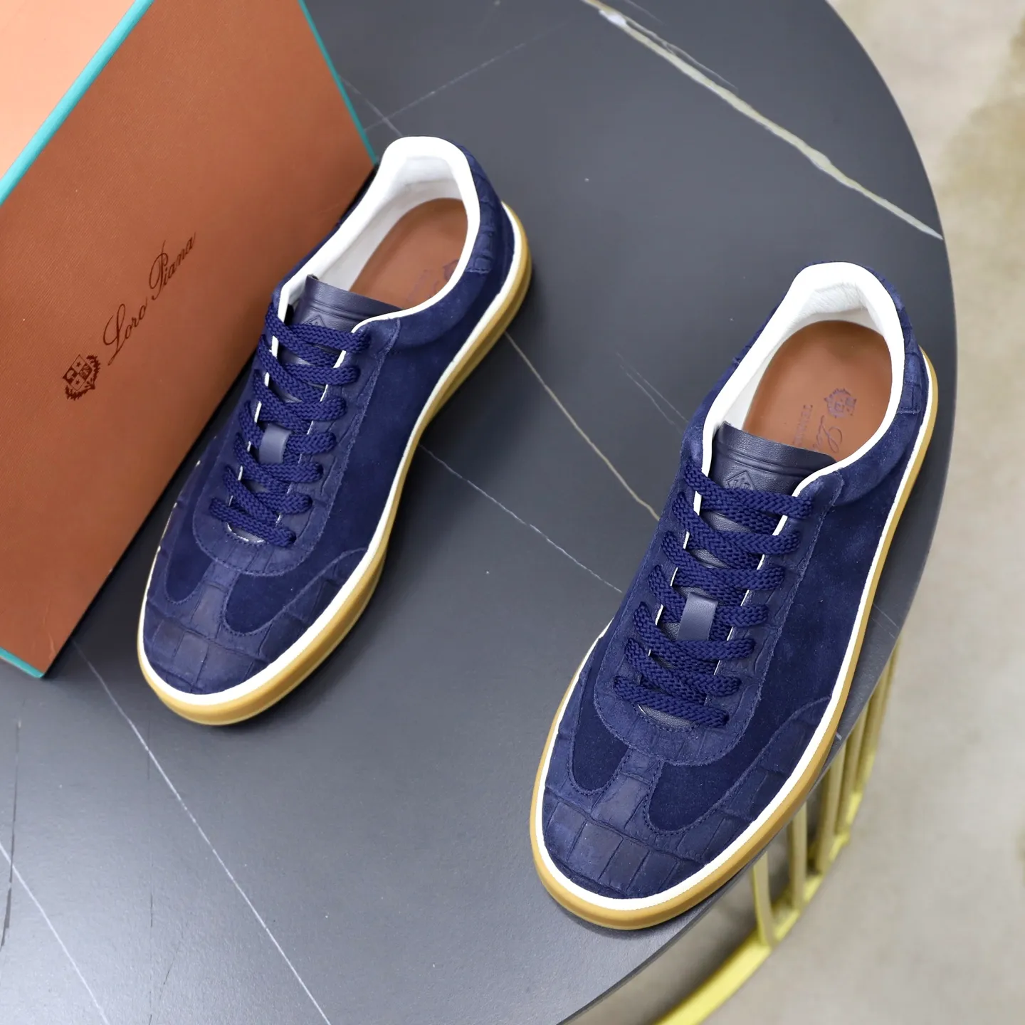 Ex-factory price: 560💰Loro Piana Tennis Walk men’s moral training sneakers! These new textured leather tennis shoes feature an ultra-low-top design for year-round wear and are water-resistant. The wrapped sole creates an effortlessly attractive color combination that harmoniously blends functionality with understated style. The ideal footwear option for urban dressing. The heel is decorated with a soft calfskin tongue with Kummel color inserts and an embossed LP logo. Cotton shoelaces. Material: Upper: Gray woven stitching with cowhide accents! Sole: Rubber lining: Cow leather original rubber sole, excellent foot comfort, complete package! Size: 38-39-40-41-42-43-44 leather shoe size (4546 can be customized)